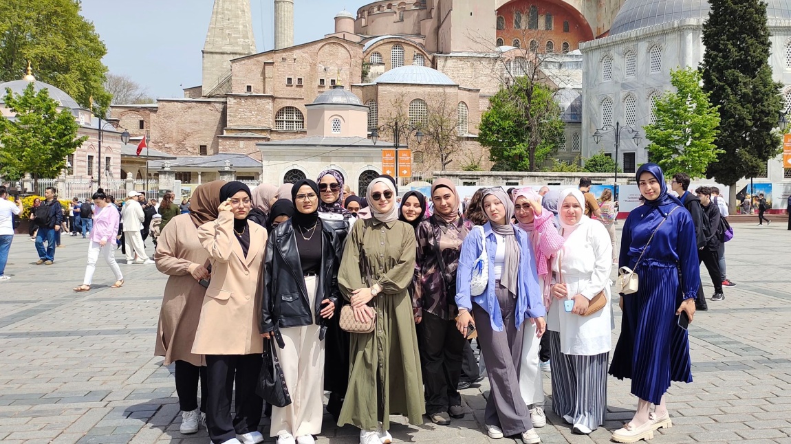 10. ve 11. sınıf öğrencilerimiz ile birlikte İstanbul’un kalbi Tarihi Yarımadaya kültürel bir gezi gerçekleştirdik. 