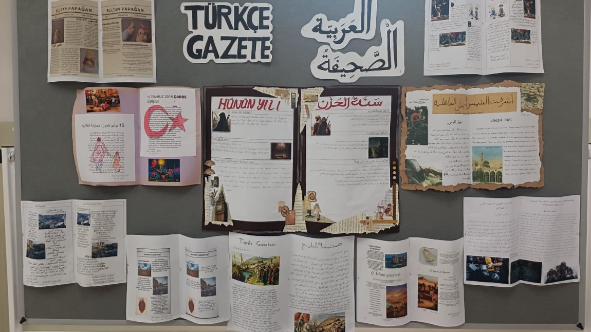 Öğrencilerimizle konularımızı pekiştirmek ve öğrencilerimizin derse ilgilerini arttırmak amacıyla Türkçe-Arapça Gazete konulu bir pano hazırladık.